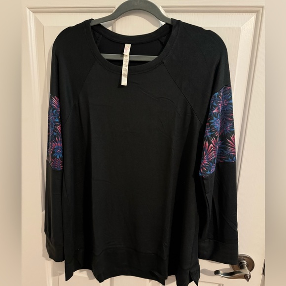 Retreat by Rhonda Shear Tops - NWOT Retreat by Rhonda Shear lounge top